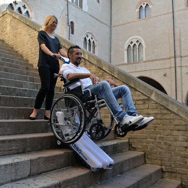 Monte escaliers à chenillettes pour fauteuil roulant : Devis sur  Techni-Contact - Monte escalier pour fauteuil roulant